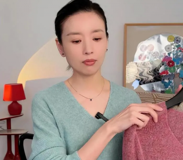 BSports董洁穿瑜伽裤直播被疑擦边？皮肤白净似老小女(图1)