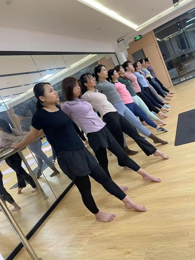 必一运动当瑜伽碰见芳华！15小时课程见证生长轨迹→(图4)