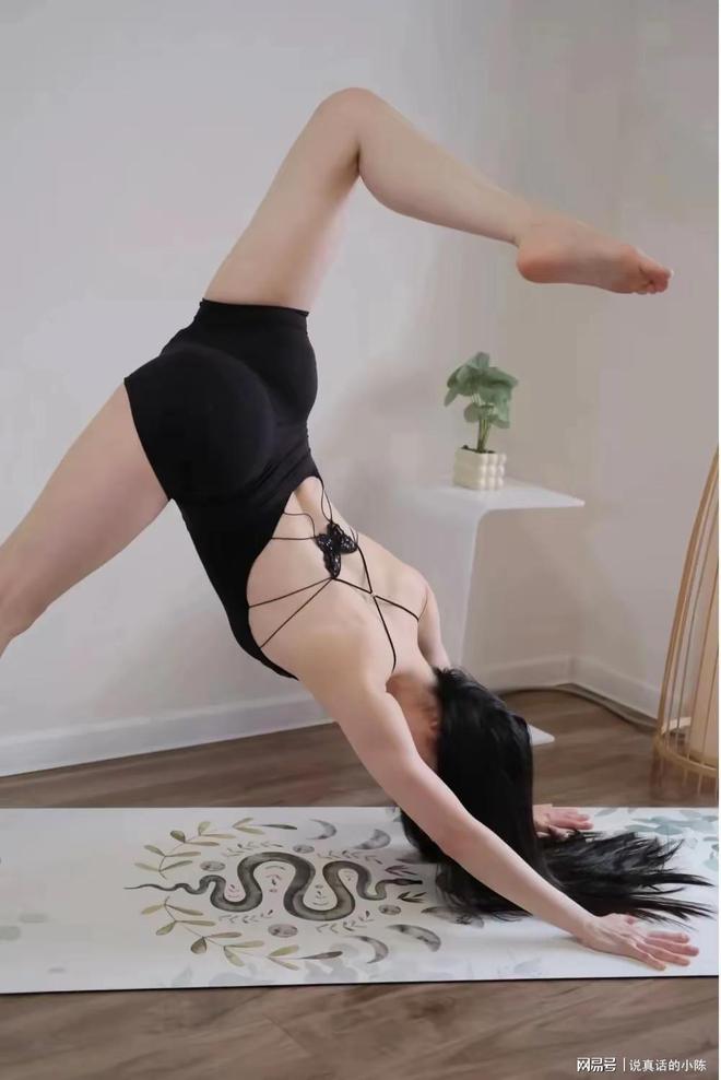 必一体育官网美人女子秀瑜伽高难度行动让人不能自休(图2)