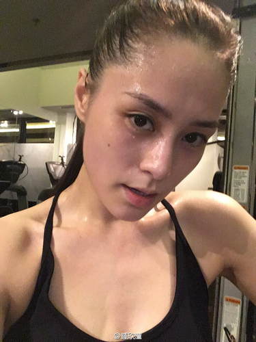 必一体育官网孙俪晒高难度瑜伽照 细数娱乐界女星健身照(图1)