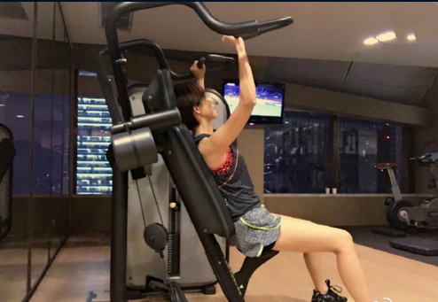 必一体育官网孙俪晒高难度瑜伽照 细数娱乐界女星健身照(图5)